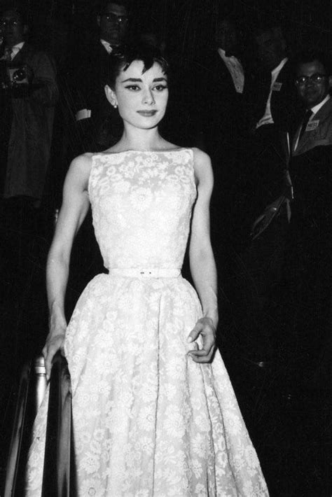 vestito bianco a fiori givenchy di audrey hepburn lingua|Audrey Hepburn, il vestito Givenchy agli Oscar è meraviglioso.